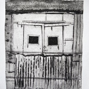 Puede incluir: Un grabado en blanco y negro de una puerta de madera desgastada con dos pequeñas ventanas cuadradas. La puerta está asegurada con una cerradura de llave y barras metálicas horizontales. La parte inferior presenta tablones de madera verticales.