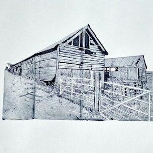 Puede incluir: Dibujo a tinta de dos graneros de madera desgastada con una puerta metálica en primer plano. Los graneros tienen tejados inclinados y están sobre un fondo blanco. La obra de arte es detallada y muestra la textura de la madera.