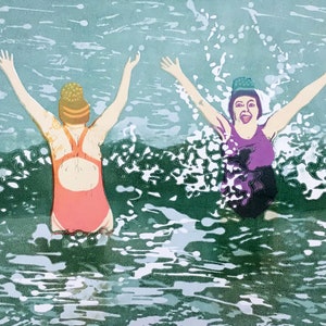 Alegria de nadar Linogravura original de duas mulheres felizes espirrando no mar