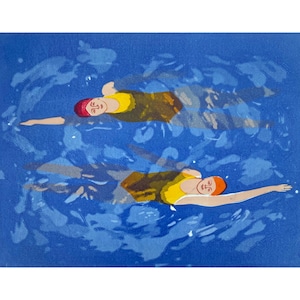 Puede incluir: Una impresión artística representa a dos nadadores en una piscina azul. Cada nadador lleva un gorro de baño rojo y un traje de baño amarillo y marrón. Los nadadores están colocados en un diseño de espejo, creando una composición simétrica.
