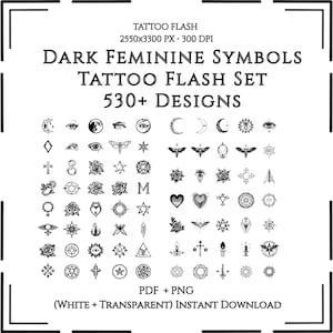 Op de afbeelding: Een digitale download met tattoo flash designs in zwart en wit. De tekst luidt "DARK FEMININE SYMBOLS TATTOO FLASH SET 530+ DESIGNS". De ontwerpen omvatten manen, ogen, motten, sterren, rozen en andere symbolen.