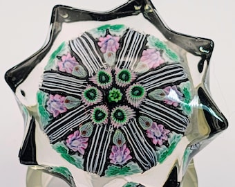Encantador pisapapeles pequeño vintage Strathearn de 8 radios con forma de estrella Millefiori, P12