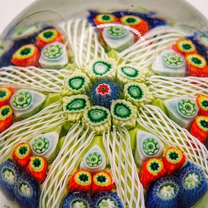 A striking and beautiful Vintage medium Strathearn P8 paperweight