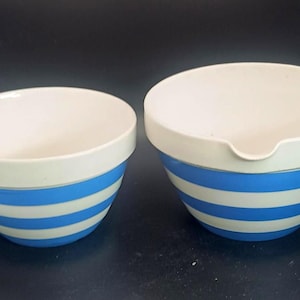2 bols à mélanger T.G.Green en cornishware, un avec un bord, les deux avec un tampon vert