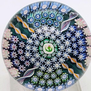 Un magnifique presse-papier vintage Perthshire Millefiori de taille moyenne, référence PP156, produit entre 1994 et 1997, pièce de collection très recherchée.