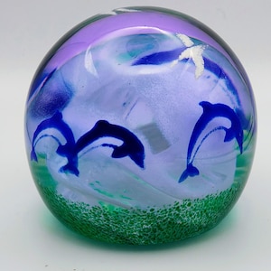 Un pisapapeles magnum de cristal Caithness antiguo, modelo 'Dolphinarium', de Helen Macdonald, edición limitada de 1997.