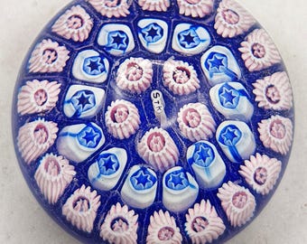 Schöner rosa, blauer und weißer John Deacon Millefiori Domed Briefbeschwerer signiert St. Kilda c1980's