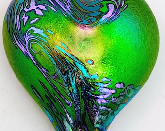 Bellissimo fermacarte in vetro Okra iridescente verde, rosa e turchese, nella sua scatola originale.
