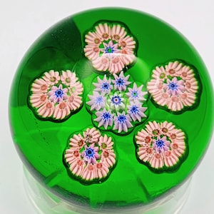 En vacker vintage Perthshire Millefiori smaragdfärgad pappersvikt PP10, ca 1969 till 1972, mycket samlarvärd
