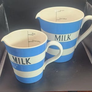 2 G.T. Verres gradués en cornishware vert, pichet de 1 pinte (tampon noir avant 1967), pichet de 1 pinte (tampon vert des années 1960)