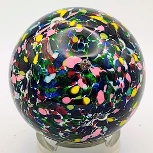 Puede incluir: Un juego de tres tazas de cerámica con un acabado mate moteado. Las tazas son de color crema, gris claro y gris oscuro. Cada taza tiene un diseño simple y minimalista y un asa redondeada.