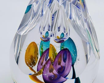 Impresionante pisapapeles de edición limitada y muy raro de Caithness, «Alfombra Mágica», de Sarah Peterson. 75 de 75. Sociedad de Coleccionistas de Caithness, 2009.