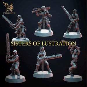 Peut inclure: Ensemble de figurines miniatures de guerrières avec des tronçonneuses. Les figurines, en poses dynamiques, présentent des armures et des vêtements détaillés. Le texte "Sisters of Lustration" est affiché en dessous, indiquant le thème du produit.