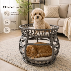 Pode incluir: Uma cama cinza de dois níveis para animais de estimação com um cão pequeno no nível superior e um gato laranja dormindo na parte inferior. A cama é feita de material tecido e tem uma almofada branca macia em cada nível. Texto: "2 Ebenen Komfort" e "Belastbar bis 13 kg".