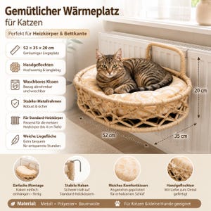Könnte beinhalten: Ein geflochtener Katzenkorb mit gemustertem Kissen, zur Befestigung an einem Heizkörper. Das Bett ist 52 cm lang, 35 cm breit und 20 cm hoch. Eine getigerte Katze ruht bequem darin. Aus Metall, Polyester und Baumwolle.