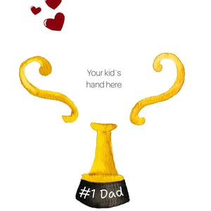 Może przedstawiać: Akwarelowa ilustracja złotego trofeum z napisem "#1 Dad" na czarnej podstawie. Dwa czerwone serca znajdują się nad trofeum, a pośrodku znajduje się napis "Your kid's hand here".