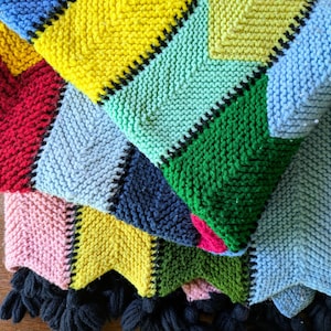 Vintage tricoté à la main, imprimé géométrique arc-en-ciel afghan, 45 x 49 po.