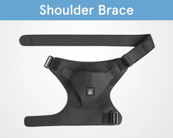 Pode incluir: Uma tala de ombro preta com tiras e fivelas ajustáveis. A tala tem um design contornado para o ombro e braço superior, com o texto "Shoulder Brace" em uma faixa azul no topo.