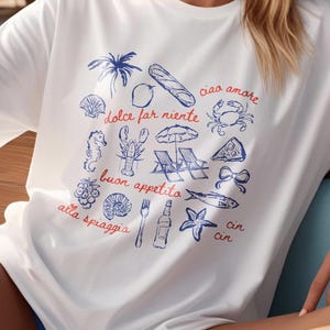 Verano italiano / Camiseta blanca Gildan / Verano europeo / Camiseta italiana / Camiseta costera / Estilo italiano / Estética costera / Camiseta playera con estampado playero