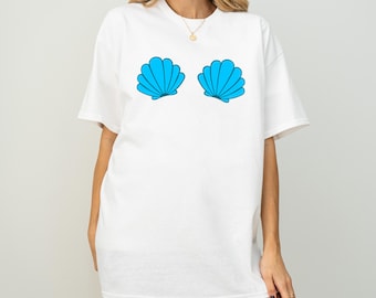 Sujetador Shell - Azul / Camiseta Gildan Blanca / Estética de sirena / Camiseta costera / Regalo para amantes del océano / Ambiente playero / Camiseta de nadadora