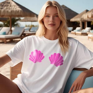 Sujetador Shell - Camiseta Gildan rosa fuerte/blanca/Estética de sirena/Camiseta costera/Regalo para amantes del océano/Vibraciones playeras/Camiseta de nadador