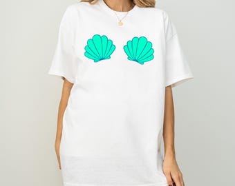 Sujetador Shell Bra - Verde menta / Camiseta Gildan blanca / Estética de sirena / Camiseta costera / Regalo para amantes del océano / Ambiente playero / Camiseta de nadadora