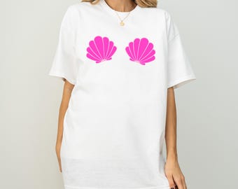 Sujetador Shell Bra - Rosa fucsia / Camiseta Gildan blanca / Estética de sirena / Camiseta costera / Regalo para amantes del océano / Ambiente playero / Camiseta de nadadora