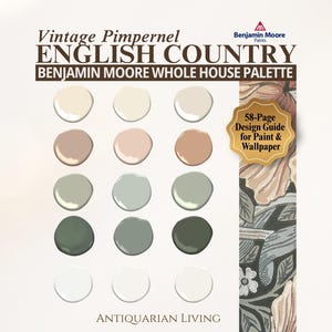 Puede incluir: Una paleta de colores de pintura Benjamin Moore titulada Vintage Pimpernel English Country. Presenta quince muestras de pintura circulares en tonos neutros, beige y verdes, una insignia de guía de diseño de 58 páginas y un patrón floral a la derecha.