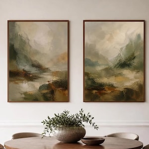 Pode incluir: Duas peças de arte de parede retangulares com pinturas de paisagens abstratas em tons suaves de verde sálvia, castanho terroso e creme. A obra exibe pinceladas texturizadas e misturadas que retratam uma cena atmosférica e nebulosa.