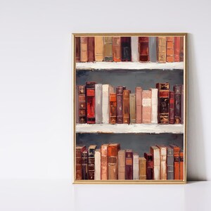 K&ouml;nnte beinhalten: Ein gerahmter Druck eines B&uuml;cherregals voller alter B&uuml;cher. Die B&uuml;cher sind in verschiedenen Farben gehalten, darunter Rot, Braun und Creme. Die Regale sind dunkelgrau gestrichen und der Rahmen ist goldfarben.