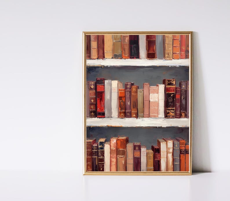 K&ouml;nnte beinhalten: Ein gerahmter Druck eines B&uuml;cherregals voller alter B&uuml;cher. Die B&uuml;cher sind in verschiedenen Farben gehalten, darunter Rot, Braun und Creme. Die Regale sind dunkelgrau gestrichen und der Rahmen ist goldfarben.