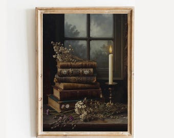 Puede incluir: Pintura vintage enmarcada que representa una naturaleza muerta con una pila de libros antiguos, flores secas y una vela encendida. Los libros son de varios tamaños y colores, con detalles ornamentados. Una ventana con un cielo nublado está en el fondo.