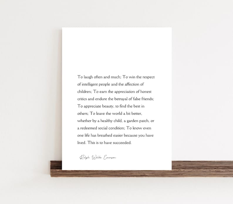 Puede incluir: Impresi&oacute;n enmarcada con texto negro sobre fondo blanco. El texto es una cita de Ralph Waldo Emerson sobre el &eacute;xito. La impresi&oacute;n se muestra en una estanter&iacute;a de madera.