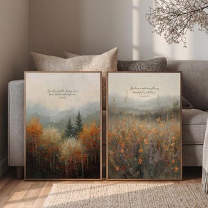 Peut inclure: Deux cadres muraux rectangulaires présentant des paysages peints. L'impression de gauche montre des arbres d'automne et des montagnes avec le texte 'Give thanks to the Lord for he is good, his love endures forever.' Celle de droite montre des fleurs.