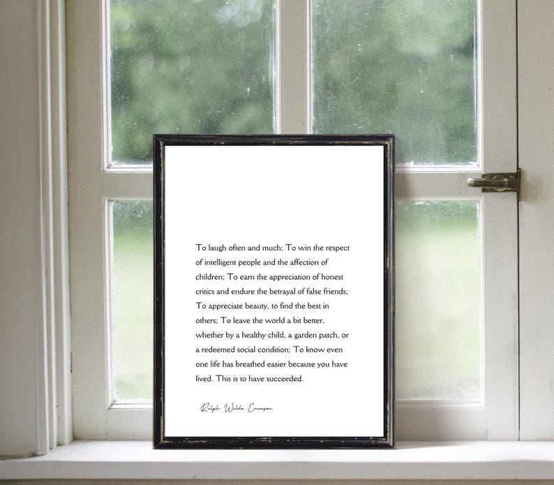 Puede incluir: Una impresi&oacute;n enmarcada con borde negro, con una cita de Ralph Waldo Emerson. El texto es negro sobre fondo blanco, exhibido frente a una ventana.