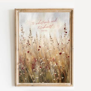 Könnte beinhalten: Gerahmtes Kunstwerk mit einem Feld aus hohen Pflanzen mit roten und weißen Blüten. Das Kunstwerk hat eine neutrale Farbpalette mit hellem Hintergrund und Holzrahmen. Der Text "To whatever ends Fireheart" ist rot geschrieben.