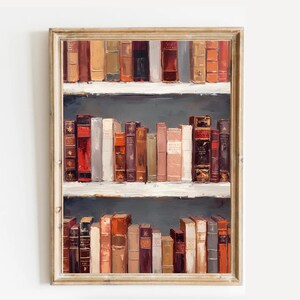 K&ouml;nnte beinhalten: Gerahmtes Gem&auml;lde eines B&uuml;cherregals mit alten B&uuml;chern. Die B&uuml;cher sind in verschiedenen Farben gehalten, darunter Rot, Braun und Beige. Die Regale sind wei&szlig;, der Hintergrund ist ein ged&auml;mpftes Grau.