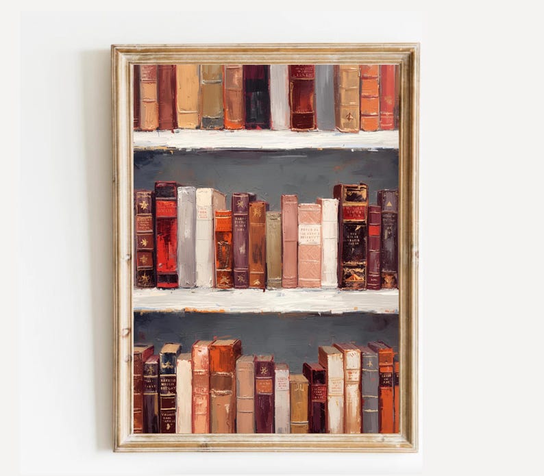 K&ouml;nnte beinhalten: Gerahmtes Gem&auml;lde eines B&uuml;cherregals mit alten B&uuml;chern. Die B&uuml;cher sind in verschiedenen Farben gehalten, darunter Rot, Braun und Beige. Die Regale sind wei&szlig;, der Hintergrund ist ein ged&auml;mpftes Grau.