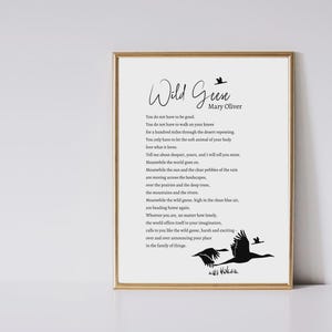 Può includere: Una stampa incorniciata che presenta la poesia Wild Geese di Mary Oliver in testo nero su sfondo bianco. Il design include sagome nere di oche in volo nella parte superiore e inferiore, il tutto racchiuso in una sottile cornice color oro.