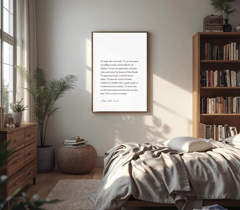 Puede incluir: Un marco dorado cuelga de una pared blanca en un dormitorio. La impresi&oacute;n presenta texto negro sobre un fondo blanco. Tambi&eacute;n se ven una c&oacute;moda de madera, una planta en maceta y una estanter&iacute;a llena de libros.