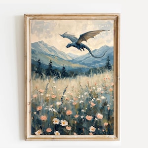Può includere: Stampa artistica incorniciata raffigurante un paesaggio fantasy. Un drago blu vola sopra un campo di fiori selvatici ed erba alta, con montagne sullo sfondo. L'opera d'arte ha uno stile morbido e pittorico con colori tenui.