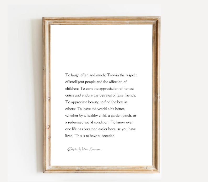 Puede incluir: Una impresi&oacute;n enmarcada con un marco de madera marr&oacute;n claro. La impresi&oacute;n presenta una cita de Ralph Waldo Emerson en texto negro sobre un fondo blanco. La cita trata sobre vivir una vida plena.