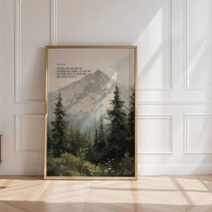 Może przedstawiać: Oprawiony wydruk przedstawiający górski krajobraz z wiecznie zielonymi drzewami. Grafika ma złotą ramę i zawiera tekst "WHEN MY HEART IS OVERWHELMED, LEAD ME TO THE ROCK THAT IS HIGHER THAN I."