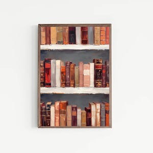 K&ouml;nnte beinhalten: Gerahmtes Gem&auml;lde eines B&uuml;cherregals voller B&uuml;cher. Die B&uuml;cher sind in verschiedenen Gr&ouml;&szlig;en und Farben gehalten, darunter Rot, Braun und Gold. Die Regale sind in Grau- und Wei&szlig;t&ouml;nen gehalten und schaffen eine Vintage-&Auml;sthetik.