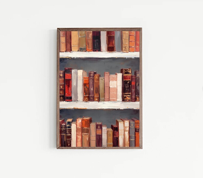 K&ouml;nnte beinhalten: Gerahmtes Gem&auml;lde eines B&uuml;cherregals voller B&uuml;cher. Die B&uuml;cher sind in verschiedenen Gr&ouml;&szlig;en und Farben gehalten, darunter Rot, Braun und Gold. Die Regale sind in Grau- und Wei&szlig;t&ouml;nen gehalten und schaffen eine Vintage-&Auml;sthetik.