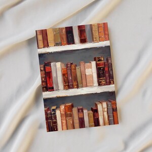 K&ouml;nnte beinhalten: Ein Kunstdruck eines B&uuml;cherregals voller alter B&uuml;cher. Die B&uuml;cher sind auf drei Regalen angeordnet, mit einer Vielzahl von Farben und Gr&ouml;&szlig;en. Das Kunstwerk hat eine warme, einladende Ausstrahlung, perfekt f&uuml;r eine Bibliothek oder Leseecke.