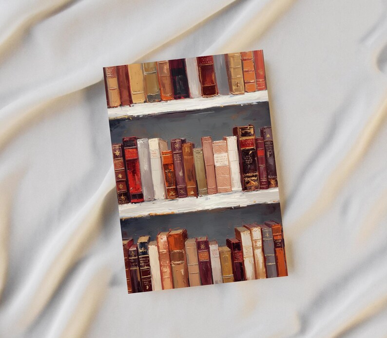 K&ouml;nnte beinhalten: Ein Kunstdruck eines B&uuml;cherregals voller alter B&uuml;cher. Die B&uuml;cher sind auf drei Regalen angeordnet, mit einer Vielzahl von Farben und Gr&ouml;&szlig;en. Das Kunstwerk hat eine warme, einladende Ausstrahlung, perfekt f&uuml;r eine Bibliothek oder Leseecke.