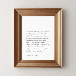 Puede incluir: Una impresi&oacute;n enmarcada con un marco de madera marr&oacute;n claro. La impresi&oacute;n presenta texto negro sobre un fondo blanco. El texto es una cita de Ralph Waldo Emerson sobre el &eacute;xito.