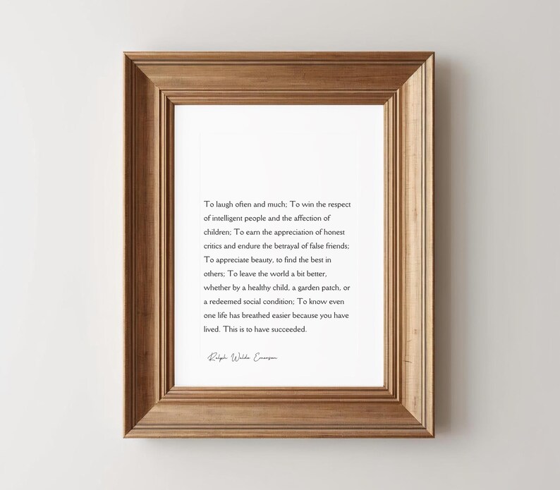 Puede incluir: Una impresi&oacute;n enmarcada con un marco de madera marr&oacute;n claro. La impresi&oacute;n presenta texto negro sobre un fondo blanco. El texto es una cita de Ralph Waldo Emerson sobre el &eacute;xito.
