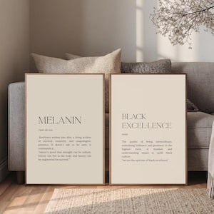 Könnte beinhalten: Zwei gerahmte Kunstdrucke mit Text. Der linke Druck lautet "MELANIN" mit einer Definition. Der rechte Druck lautet "BLACK EXCELLENCE" mit einer Definition. Beide Drucke haben einen beigefarbenen Hintergrund und sind in Holzrahmen.